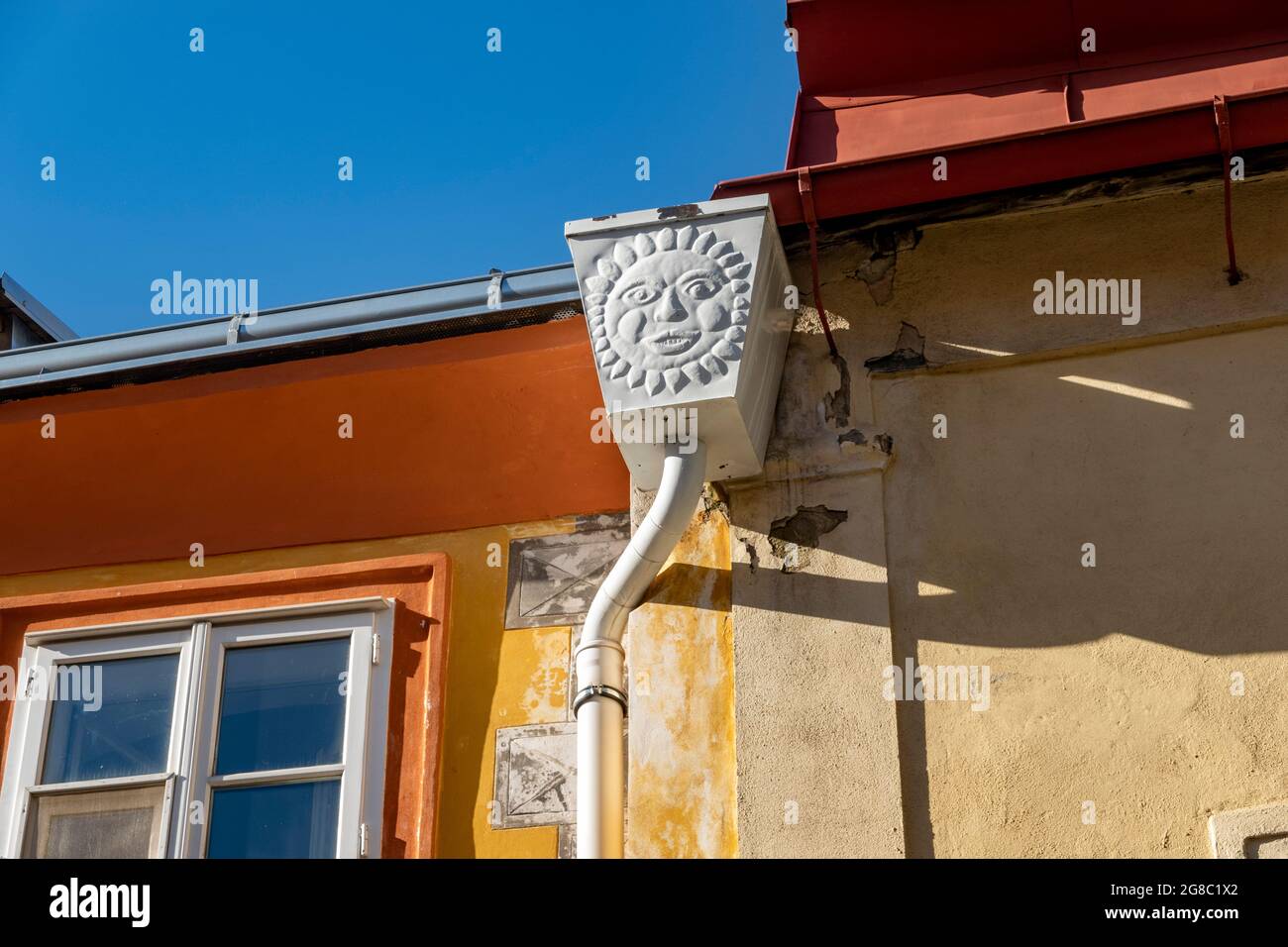Soleil stylisé - relief décoratif d'une gouttière d'époque sur la façade d'une vieille maison, Kolin, République tchèque, Europe Banque D'Images
