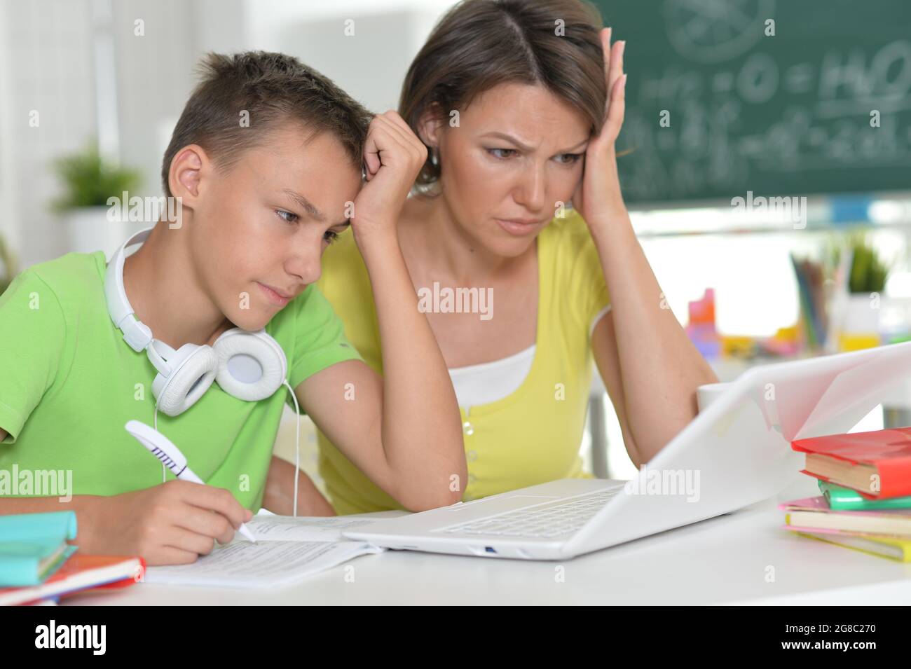 Portrait de mère et fils en utilisant les ordinateurs portables Banque D'Images
