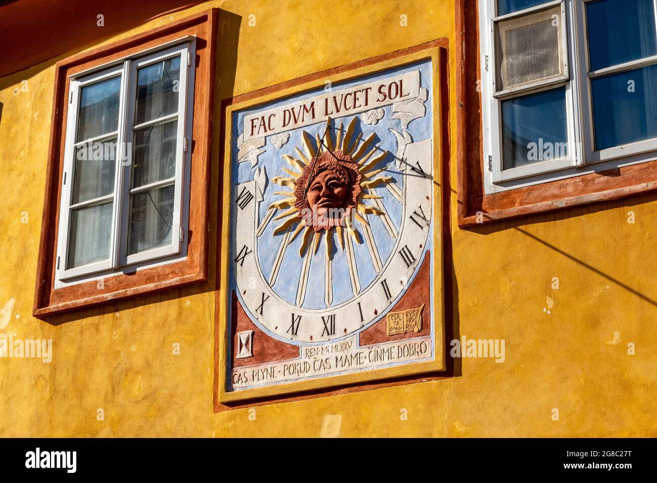 Cadran solaire vintage avec inscription latine (fac dum lucet sol) sur la façade d'une ancienne maison, Kolin, République tchèque, Europe Banque D'Images