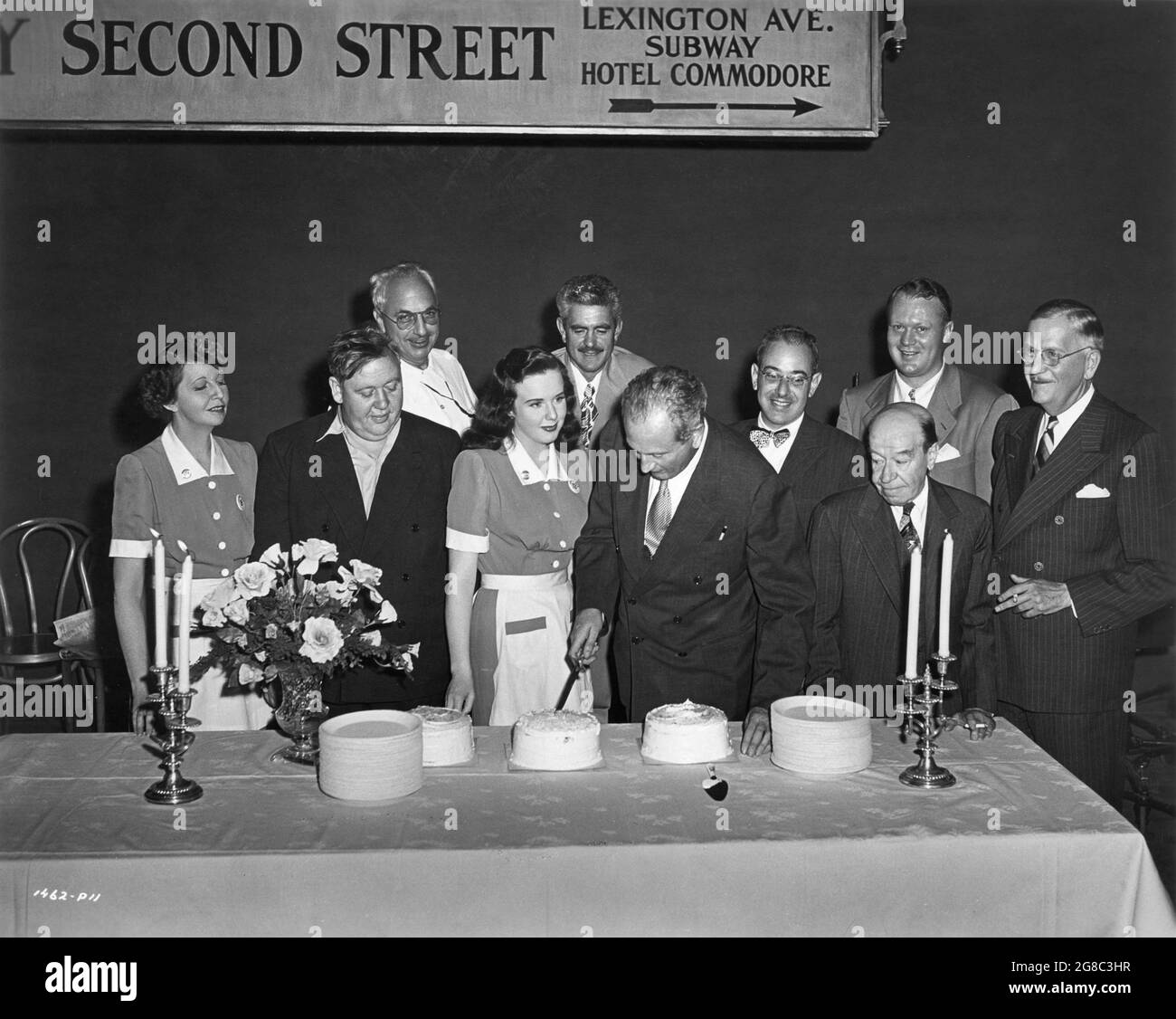 Helen BRODERICK, CHARLES LAUGHTON, cinéaste HAL MOHR, DEANNA DURBIN, Directrice du dialogue GLENN TRYON, RICHARD WALLACE, productrice FELIX JACKSON, DONALD MEEK, productrice associée HOWARD CHRISTIE et DOUGLAS WOOD sur scène chandide pendant le tournage de 1946 Universal Pictures célèbrent l'anniversaire du réalisateur RICHARD WALLACE le 26 août 1945 Banque D'Images