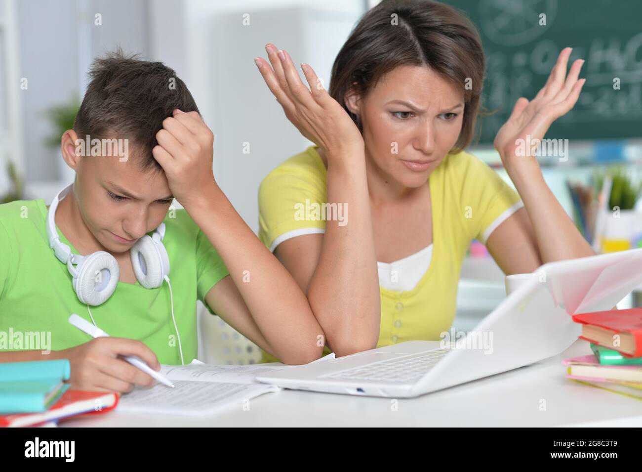 Portrait de mère et fils en utilisant les ordinateurs portables Banque D'Images