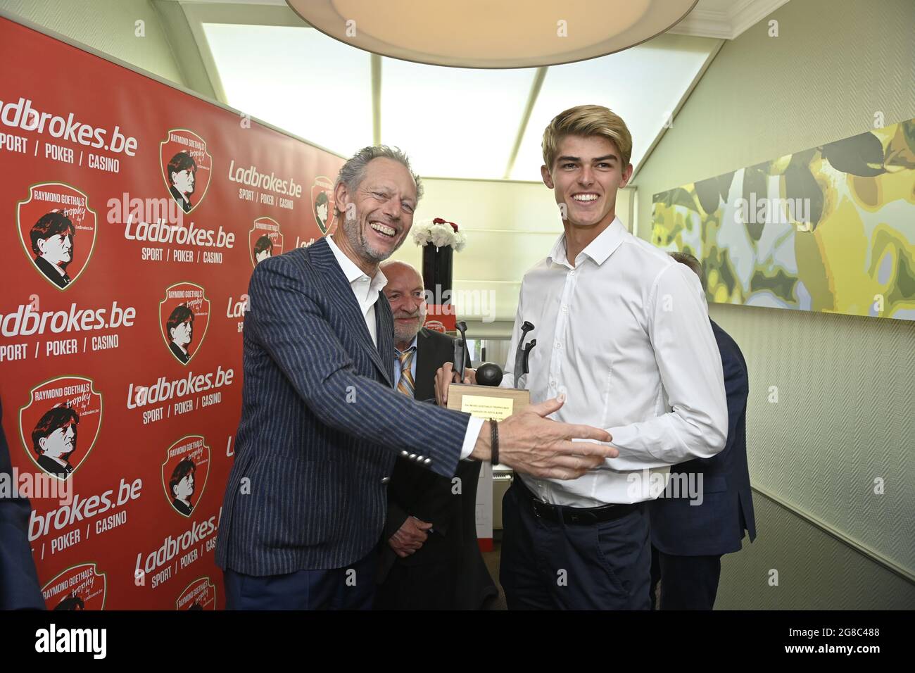 Michel Preud'homme et Charles de Ketelaere du Club photographiés avec le trophée du meilleur joueur de jeunesse lors d'une cérémonie pour le prix Raymond Goethals pour t Banque D'Images