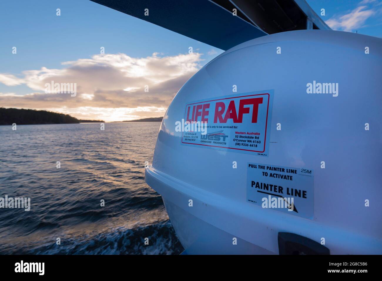 Un radeau de sauvetage moderne sur le nouveau ferry Sealink qui relie Kettering et Bruny Island à travers le d'Entrecasteaux Chanel en Tasmanie, en Australie Banque D'Images