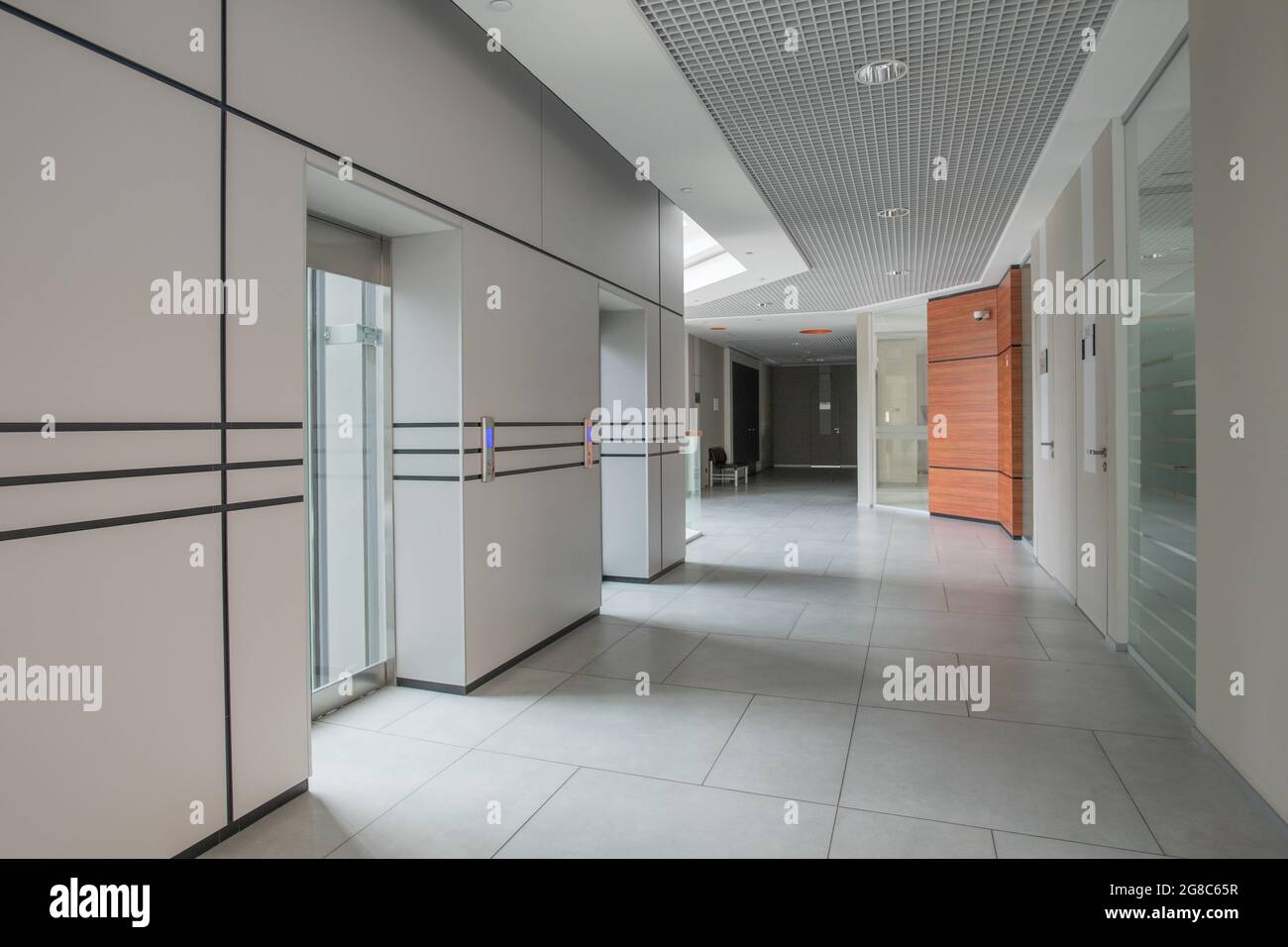Image d'un couloir vide dans un immeuble de bureaux moderne Banque D'Images