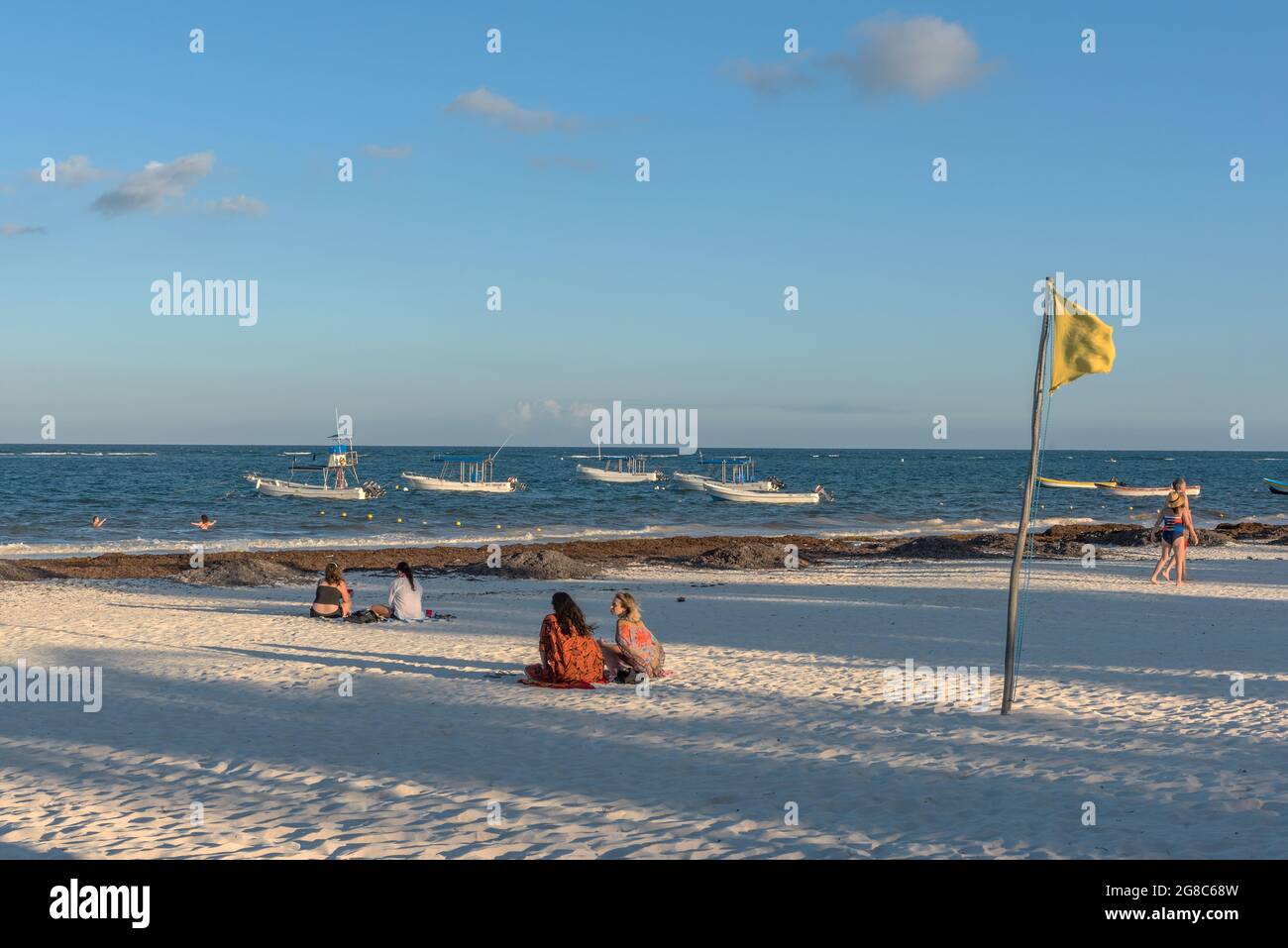 Touristes sur Tulum Beach, Quintana Roo, le matin, Mexique Banque D'Images