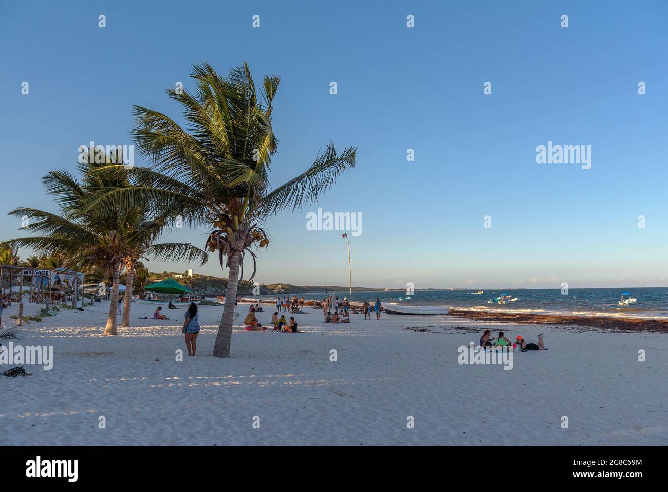 Touristes sur Tulum Beach, Quintana Roo, le matin, Mexique Banque D'Images