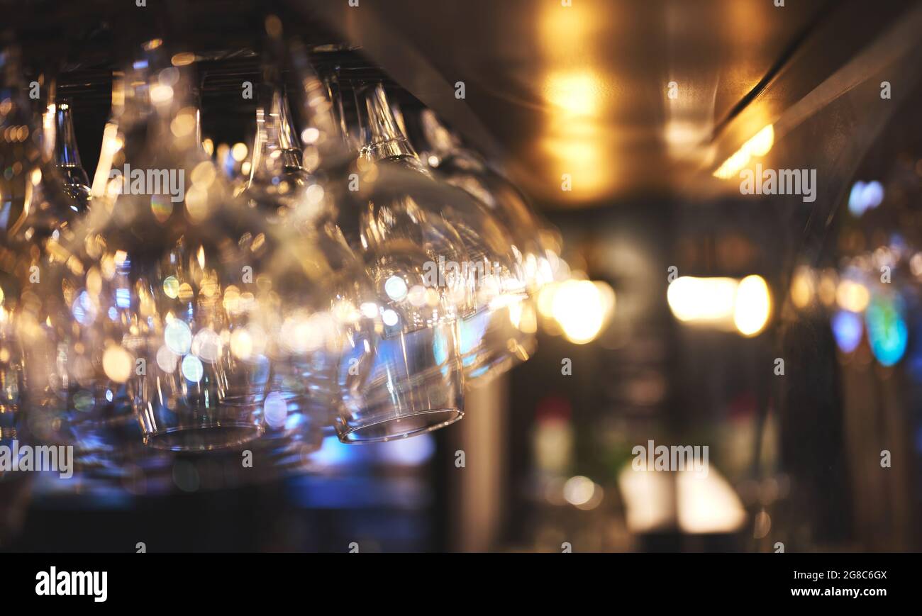 détails des verres de vin ou de bière accrochés au bar du restaurant Banque D'Images