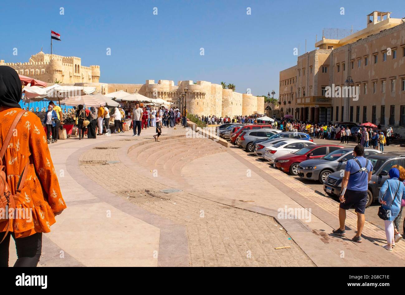 Alexandrie - Égypte - 08 octobre 2020 : ancienne forteresse magnifique, Citadelle de Qaitrava avec beaucoup de gens. Lieu historique bondé avec musées et Citadelle Banque D'Images