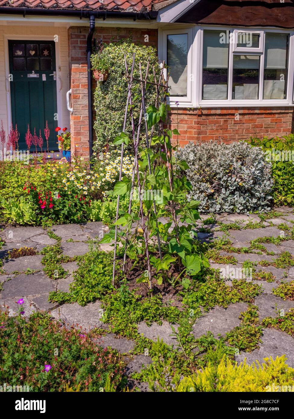 Jardin avant d'un chalet d'alms dans main Street, Heslington, York, North Yorkshire. ROYAUME-UNI Banque D'Images