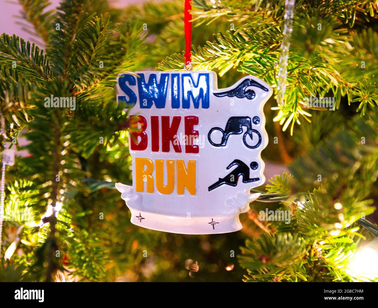 Décoration de Noël triathlète de course de vélo de natation suspendue sur un arbre de Noël. Banque D'Images