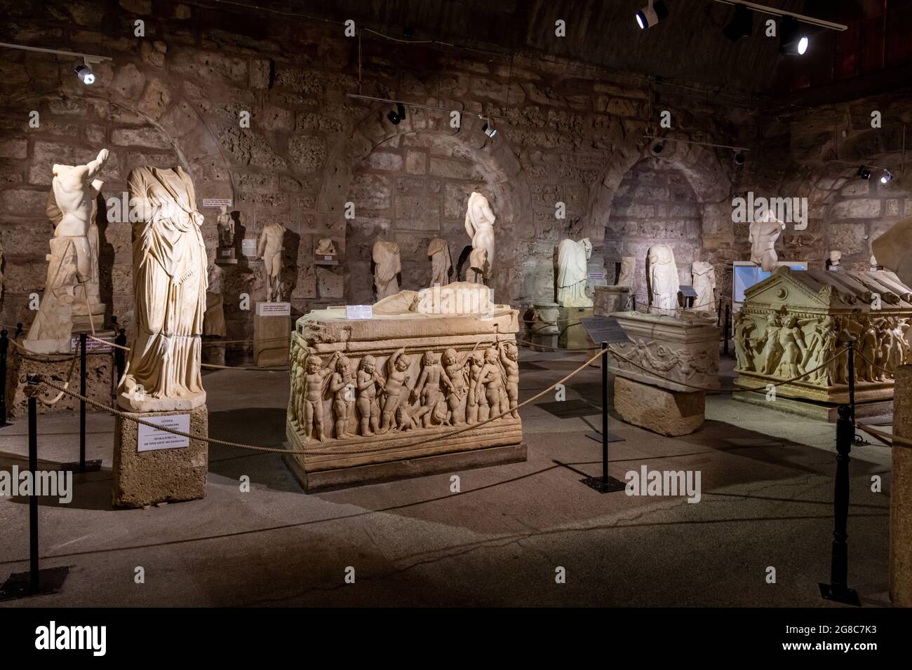 Antalya, Turquie - 18 juillet 2021 : sculptures et ruines antiques dans le musée d'archéologie latéral, Antalya, Turquie. Banque D'Images