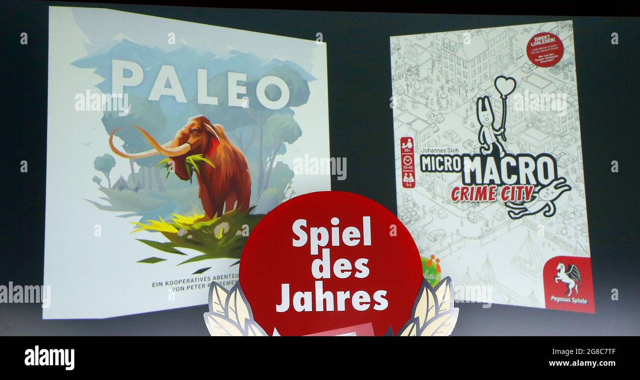 19 juillet 2021, Berlin: MicroMacro: Crime City par Johannes sich a été choisi par un jury comme le jeu de l'année 2021 et 'Paleo' par Peter Rustemeyer a été décerné comme le jeu de l'année du Connoisseur. Photo: Wolfgang Kumm/dpa Banque D'Images