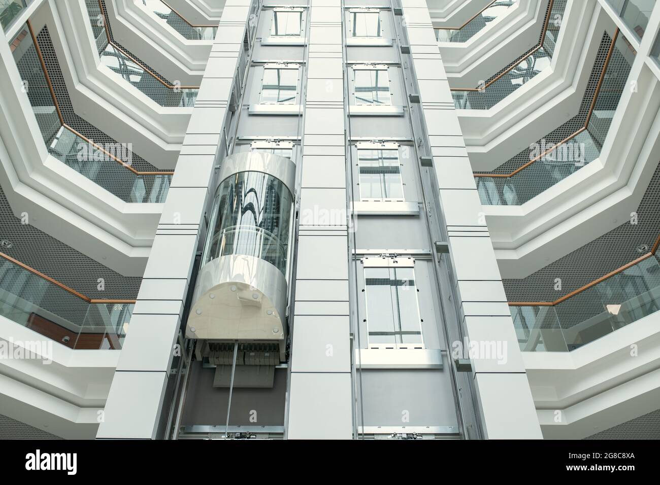 Image d'un immeuble de bureaux moderne avec ascenseur Banque D'Images