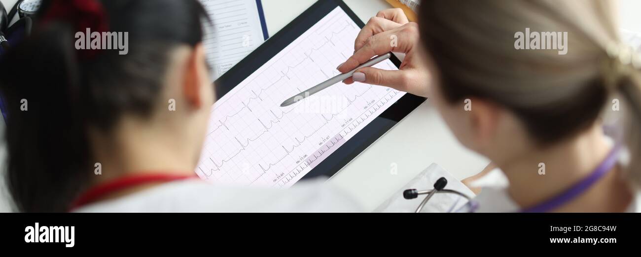 Médecins étudiant l'électrocardiogramme sur comprimé numérique gros plan Banque D'Images