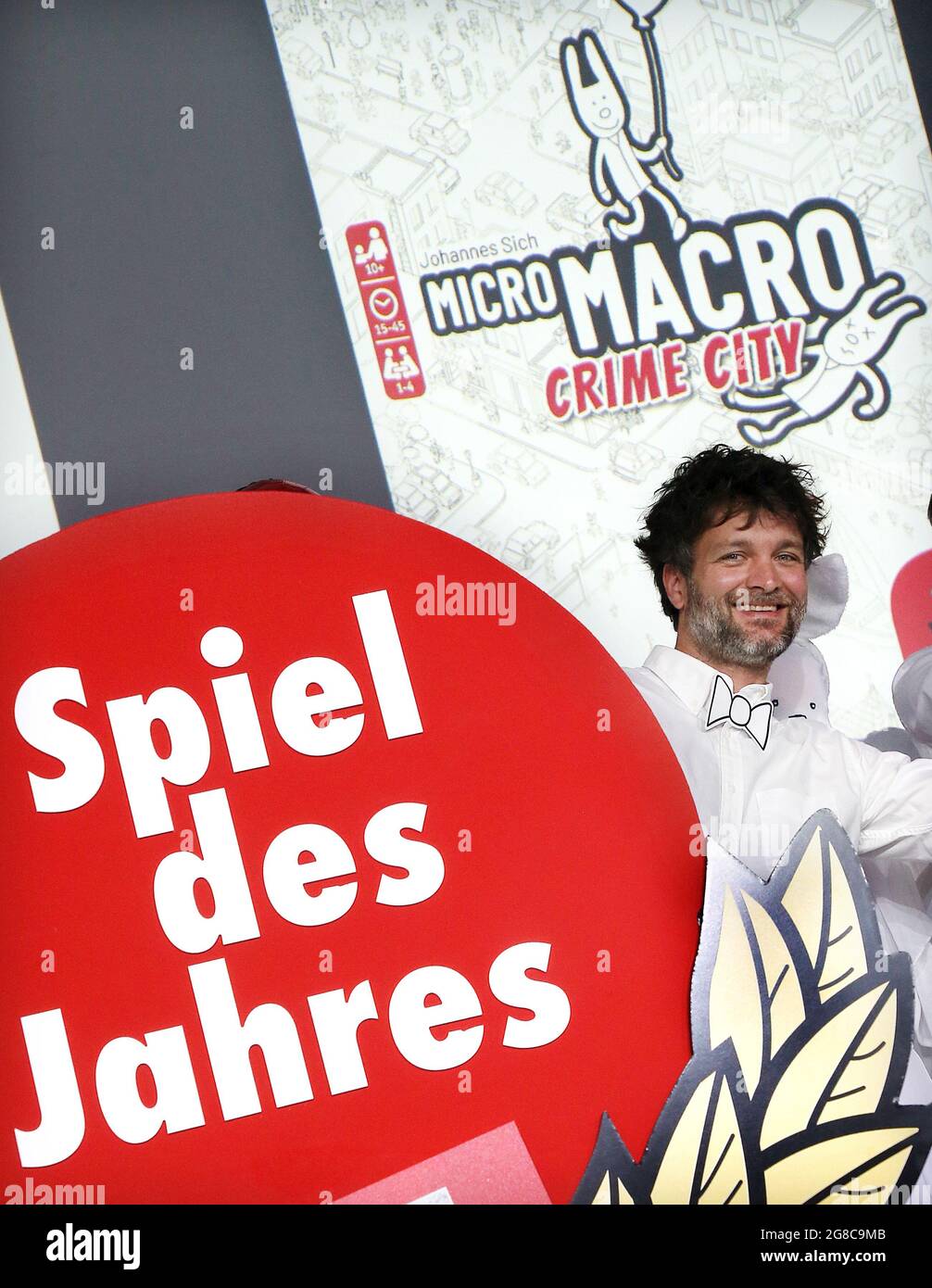 Berlin, Allemagne. 19 juillet 2021. Johannes sich, designer de jeux, remporte cette année le prix Game of the Year 2021 avec « Mitro Macro crime City ». Un grand poster noir et blanc et quelques cartes sont tous les joueurs ont besoin de résoudre des dizaines de meurtres et de morts en utilisant la carte de la ville de style objet caché. Credit: Wolfgang Kumm/dpa/Alay Live News Banque D'Images