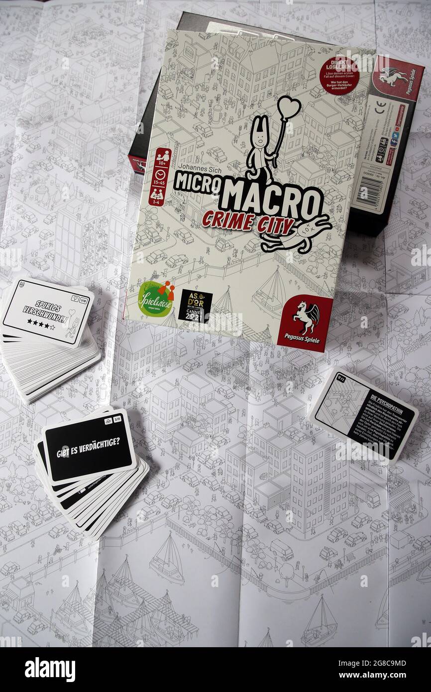 Berlin, Allemagne. 19 juillet 2021. 'Microsoft Macro: Crime City' a été choisi comme le jeu de l'année 2021. Une grande affiche noire et blanche et quelques cartes sont tous les joueurs ont besoin de résoudre des dizaines de meurtres et de morts en utilisant la carte de style d'objet caché. Credit: Wolfgang Kumm/dpa/Alay Live News Banque D'Images