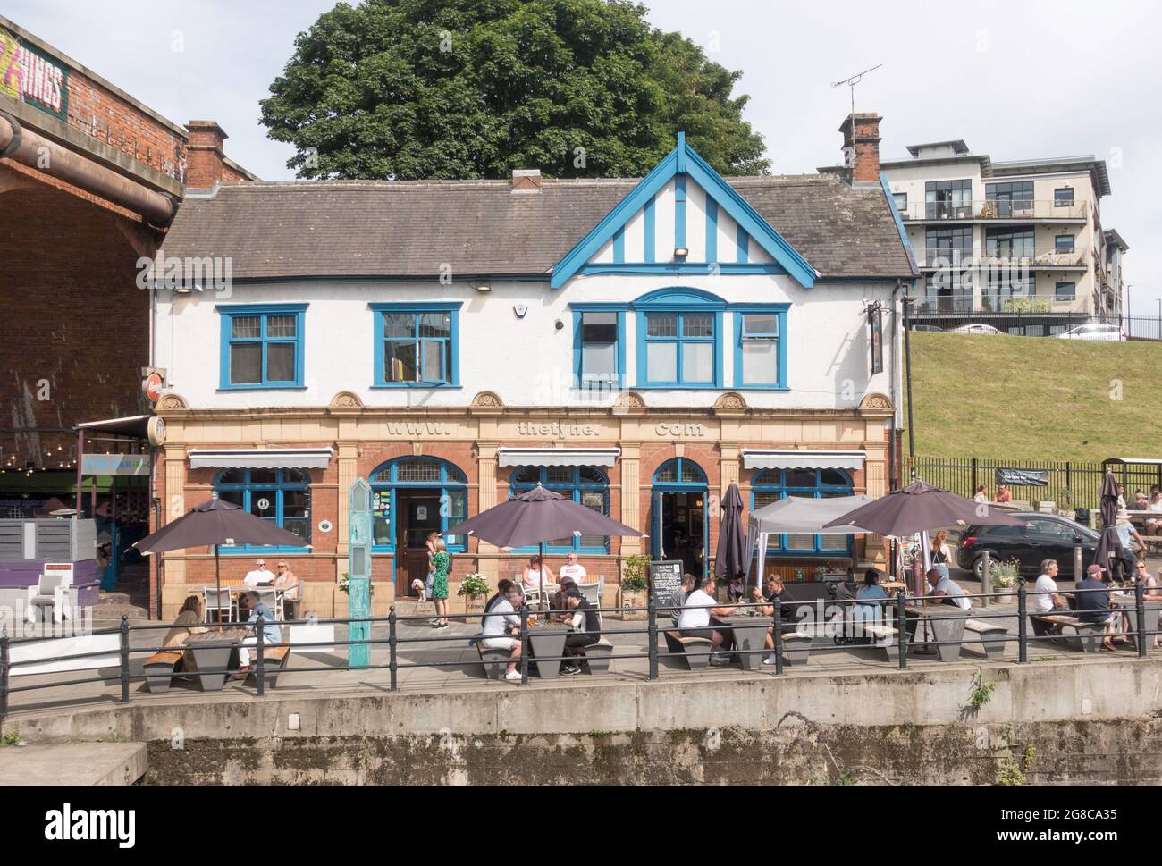 Les gens assis à l'extérieur du Tyne Bar étaient la Ship Tavern, Ouseburn, Newcastle upon Tyne, Angleterre, Royaume-Uni Banque D'Images