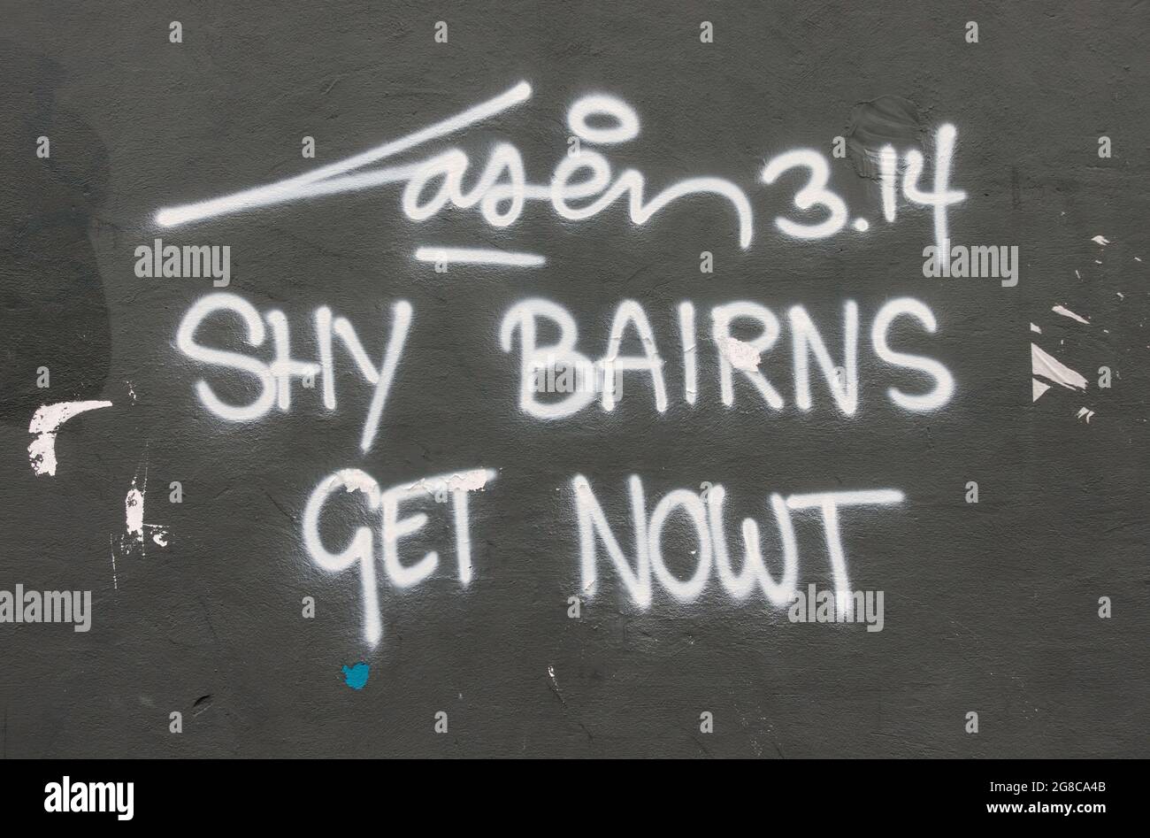 Graffiti Shy Bairns Get Nowt Banque D'Images