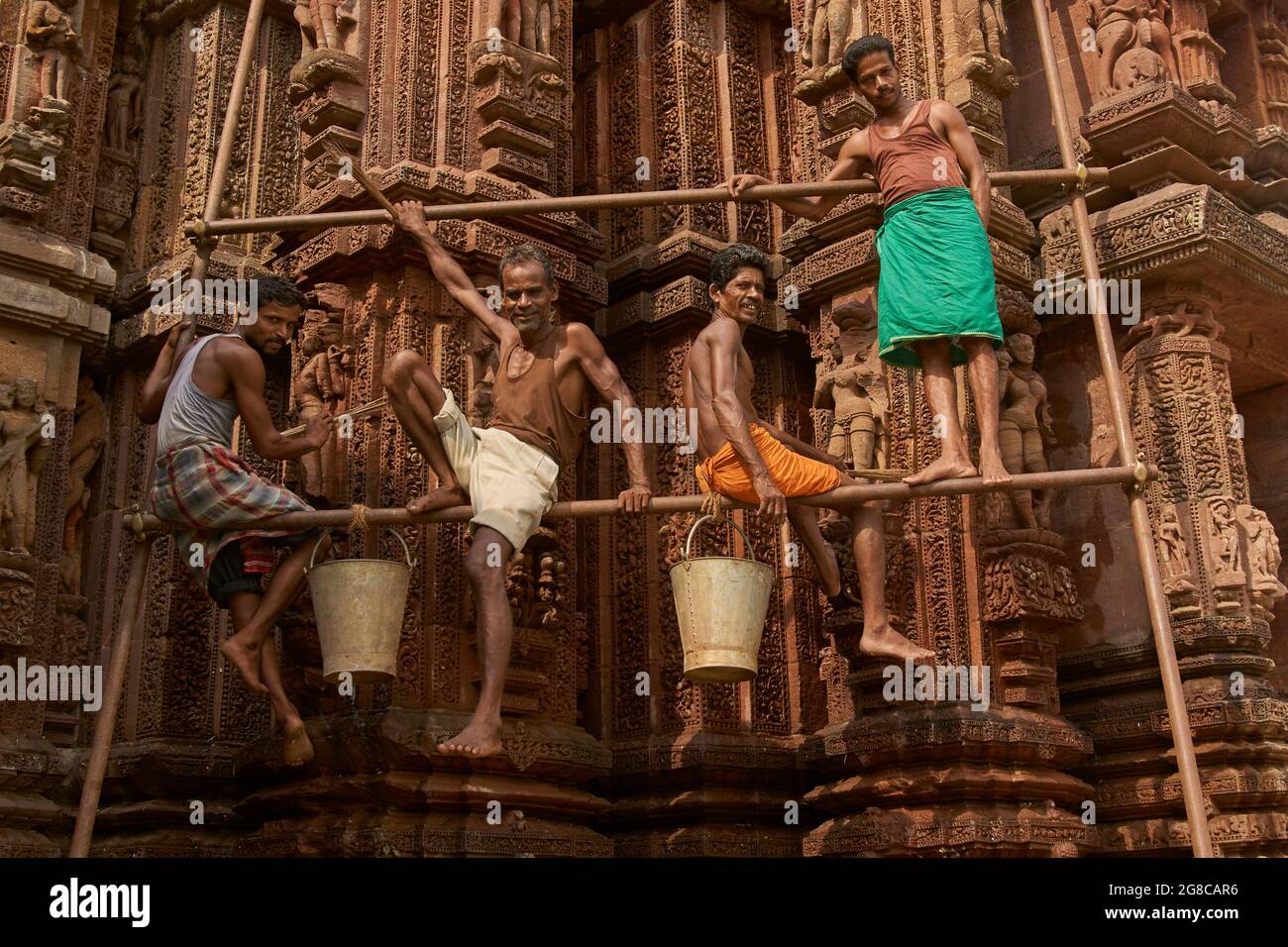 Groupe d'hommes sur le nettoyage des échafaudages et la restauration de l'ancien Temple hindou Rajarani à Bhubaneswar, Inde. Banque D'Images