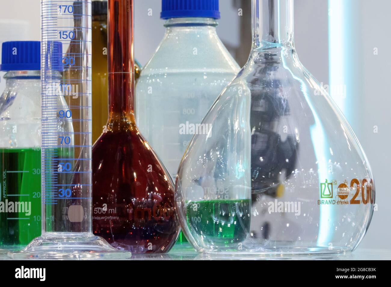 Verrerie volumétrique de laboratoire pour liquides chimiques sur l'exposition Banque D'Images