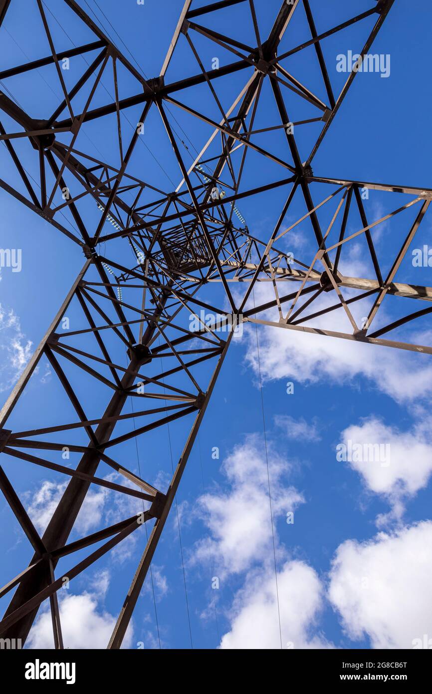 La ligne électrique s'élève contre le ciel bleu. Grand angle de vue sur la prise en charge de la ligne électrique. Banque D'Images