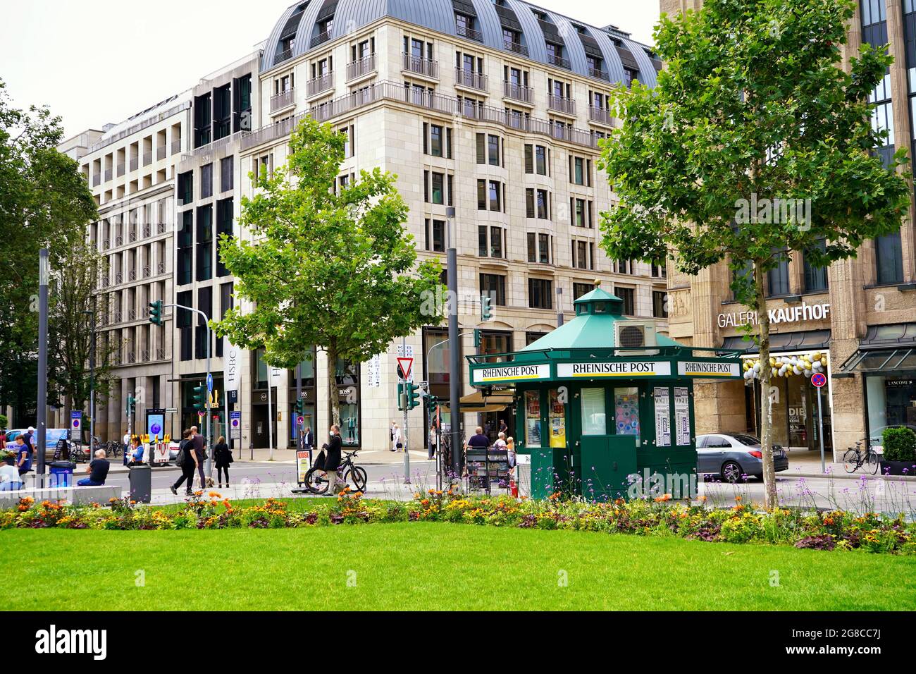 Corneliusplatz, dans le centre-ville de Düsseldorf, en Allemagne, avec kiosque à journaux vert d'époque. Banque D'Images