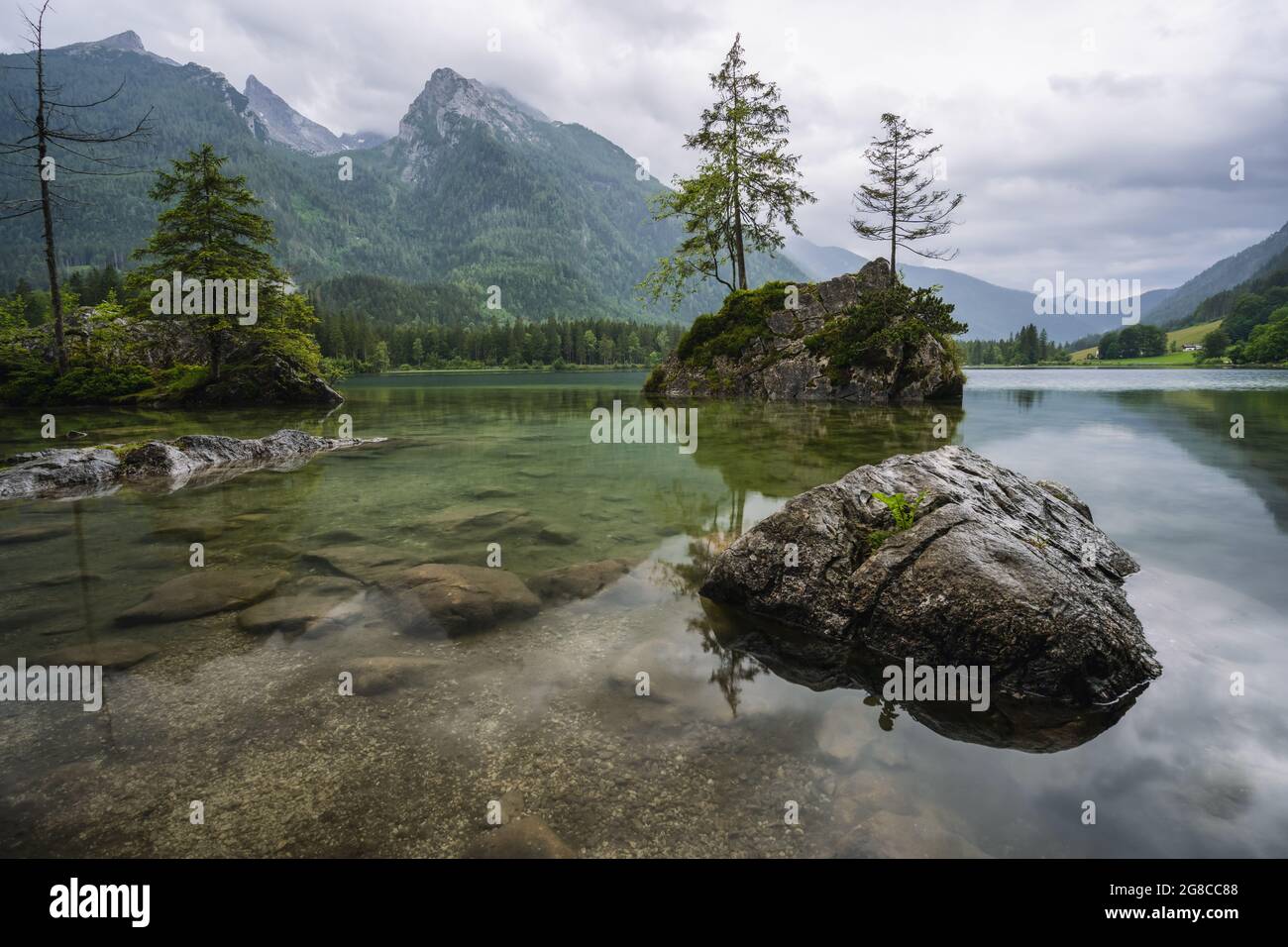 Lac Hintersee avec reflet des sommets de Watzmann. Ramsau Berchtesgaden Bavière, Allemagne, Europe Banque D'Images