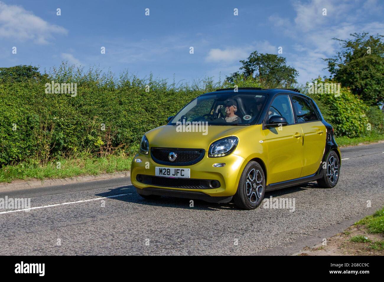 2015 jaune petit Smart FORFOUR 5 vitesses manuelle, 999cc essence 4dr quatre places, en route vers Capesthorne Hall Classic de juillet spectacle de voiture, Cheshire, Royaume-Uni Banque D'Images
