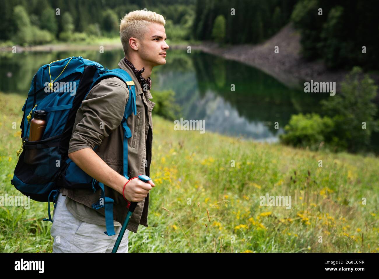 Beau randonneur heureux homme randonnée, camping à travers la forêt de montagne. Banque D'Images