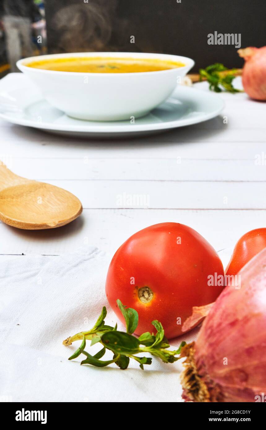 CUISINE PÉRUVIENNE, soupe traditionnelle à la minuta dans des bols blancs, vue de dessus. Banque D'Images