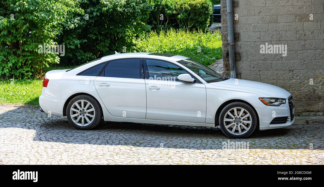 L'Audi A6 C7 blanc est garée près du bâtiment Photo Stock - Alamy