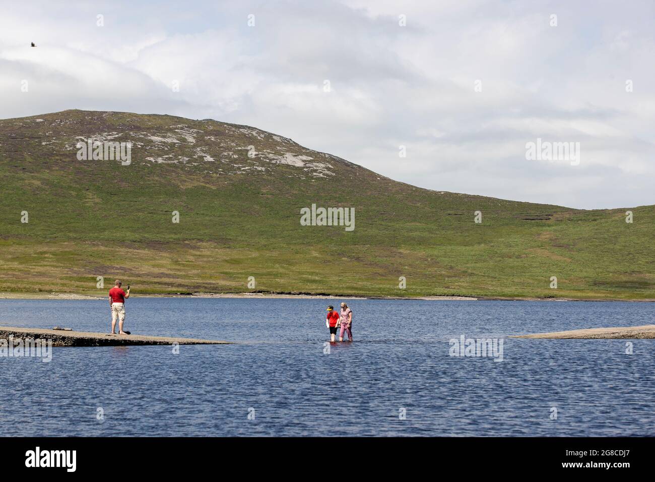 Andrew Brown, avec son épouse Tracy et son fils Oliver, de Banbridge, marchez le long d'un sentier exposé par la chute du niveau d'eau au réservoir de Spelga dans les montagnes Mourne du comté en bas. Irlande du Nord l'eau a demandé au public de réduire l'utilisation de l'eau car le système est soumis à une pression extrême en raison d'une augmentation de la demande au cours des derniers jours. Banque D'Images