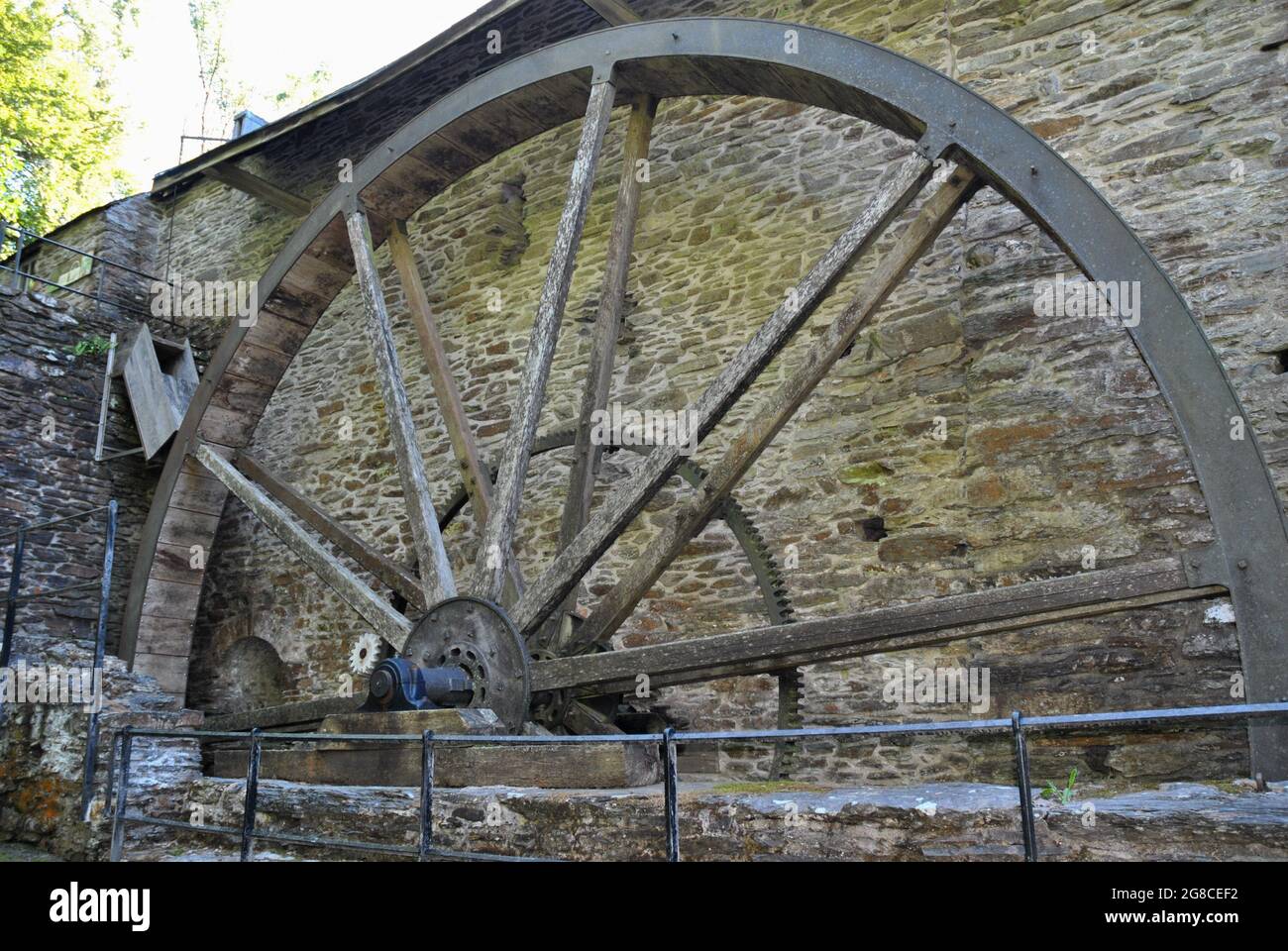 Une grande roue d'eau utilisée pour entraîner les soufflets d'un four, utilisée des années 1750 au XIXe siècle pour fabriquer du fer de porc avec du charbon de bois comme combustible Banque D'Images