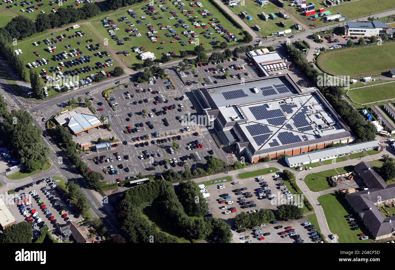Vue aérienne du supermarché Sainsbury's à Harrogate, à côté du parc des expositions Banque D'Images