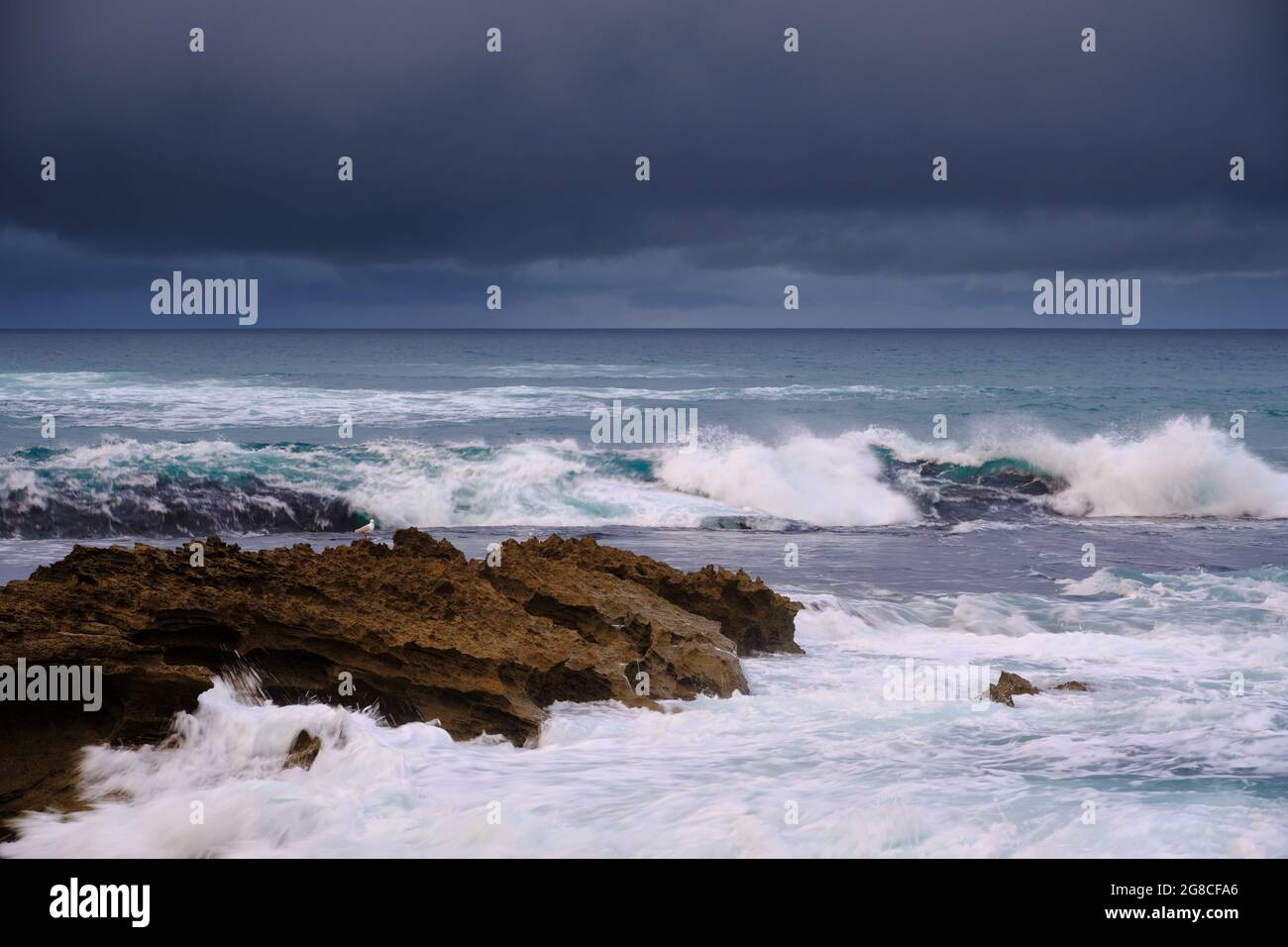 Sous UN ciel en descente Banque D'Images