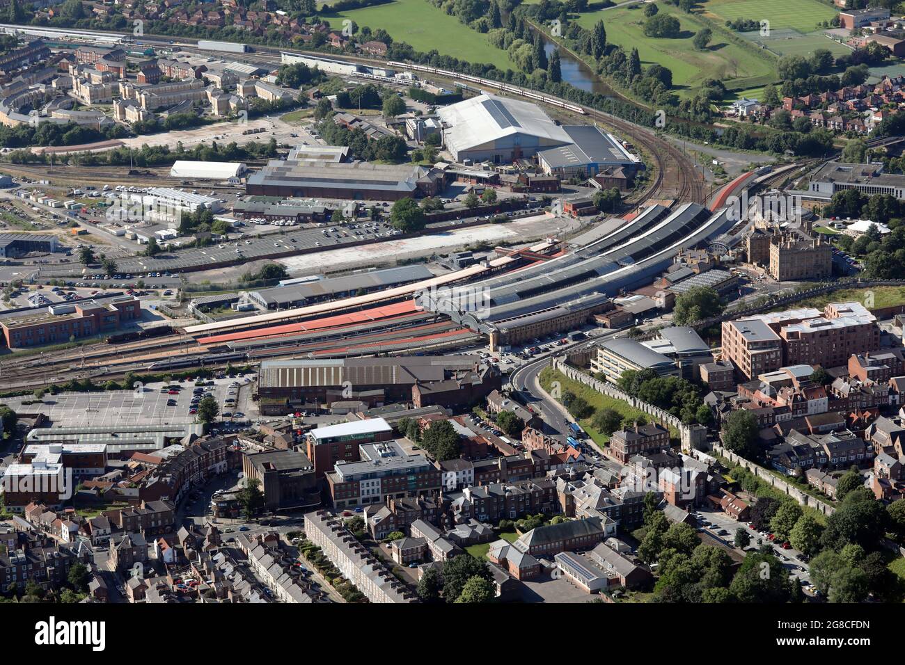 Vue aérienne de la gare de York et d'une partie des remparts de la ville médiévale Banque D'Images