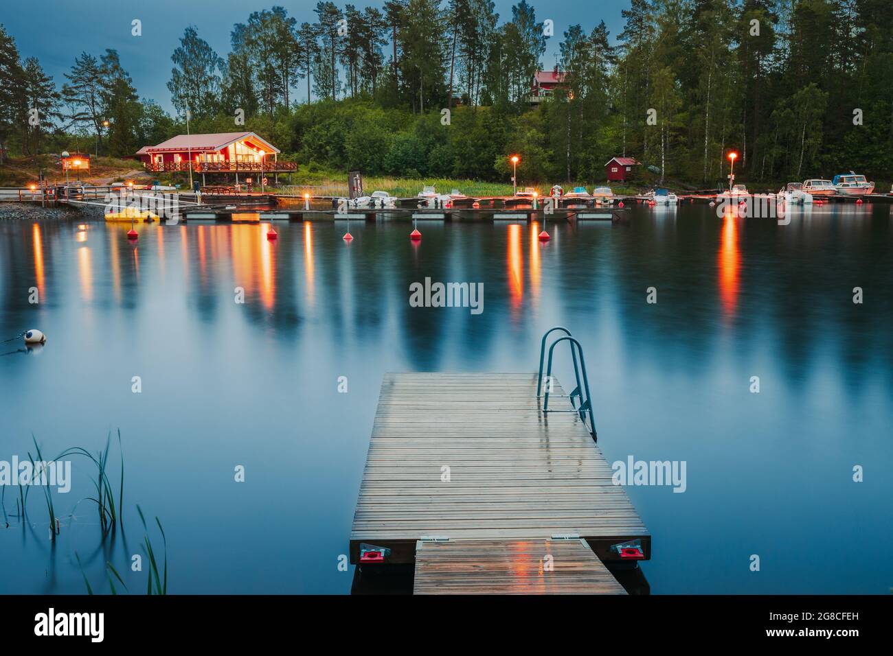 Suède. Magnifique jetée en bois près du lac en soirée d'été. Paysage de lac ou de rivière Banque D'Images