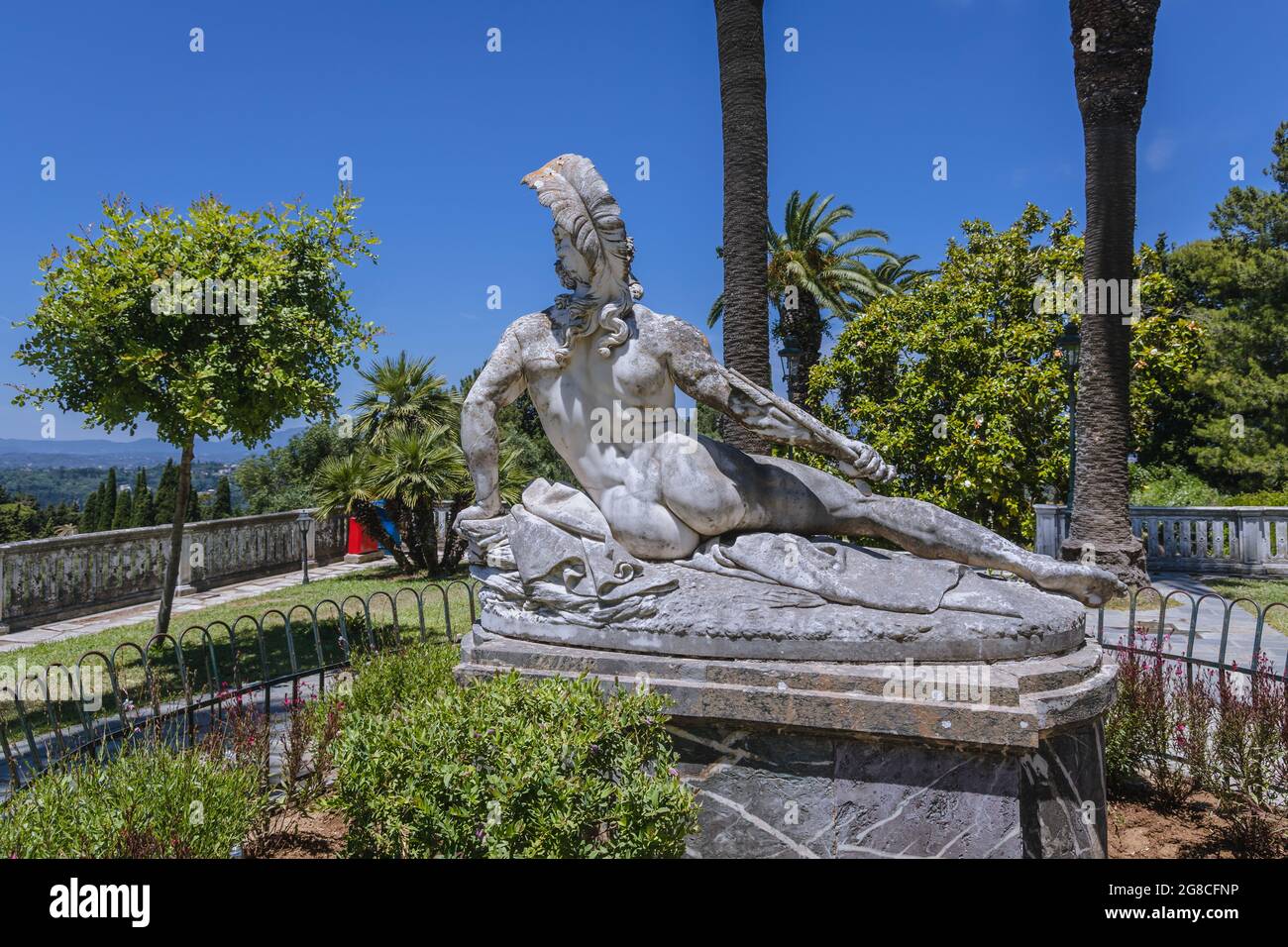 Statue d'Achille mourante dans les jardins du palais Achilleion construit à Gatrouri sur l'île de Corfou pour l'impératrice Elisabeth d'Autriche, connue sous le nom de Sisi, Grèce Banque D'Images