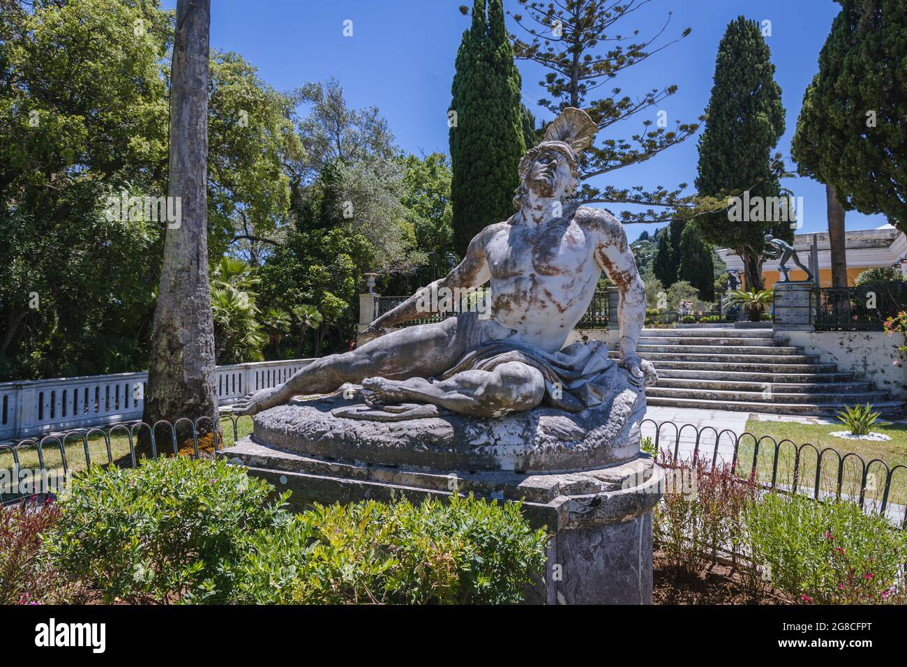 Statue d'Achille mourante dans les jardins du palais Achilleion construit à Gatrouri sur l'île de Corfou pour l'impératrice Elisabeth d'Autriche, connue sous le nom de Sisi, Grèce Banque D'Images