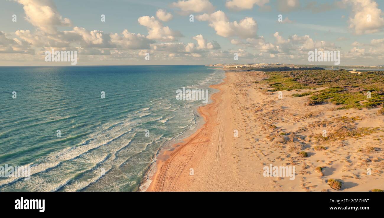 Point de vue de drone aérien plage de sable de la Mata et mer Méditerranée en début de matinée. Costa Blanca, Espagne. Vacances d'été et concept de voyage Banque D'Images