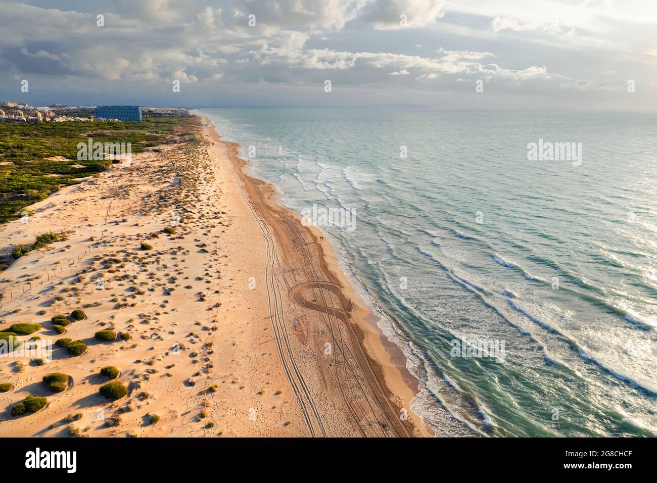 Point de vue de drone aérien plage de sable et mer Méditerranée en début de matinée. El Moncayo, bord de mer de Guardamar. Costa Blanca, Espagne. Vacances d'été Banque D'Images