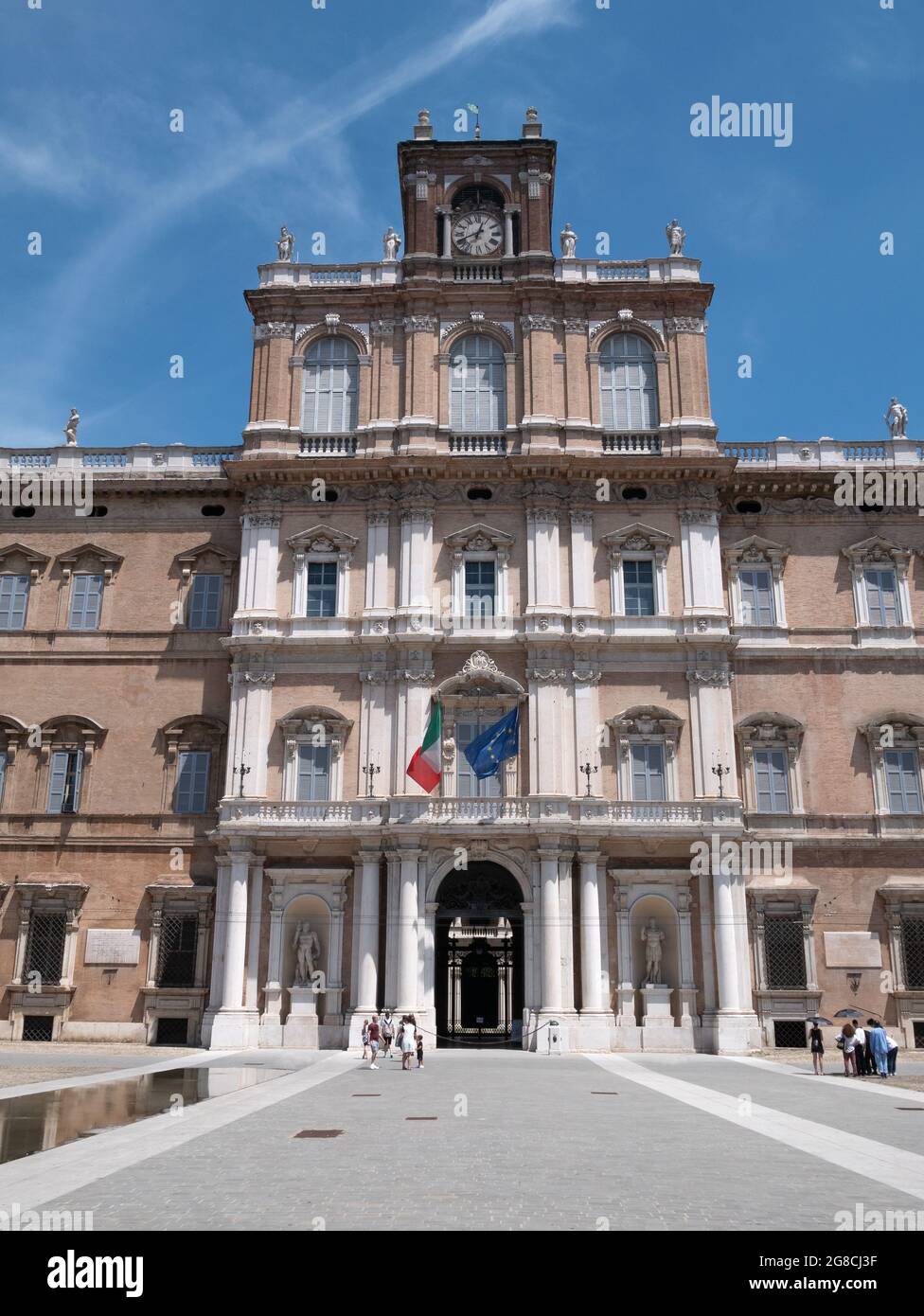 Modène - Italie - 12 juin 2021:extérieur du palais ducal de Modène, aujourd'hui il abrite la prestigieuse Académie militaire de Modène. Banque D'Images