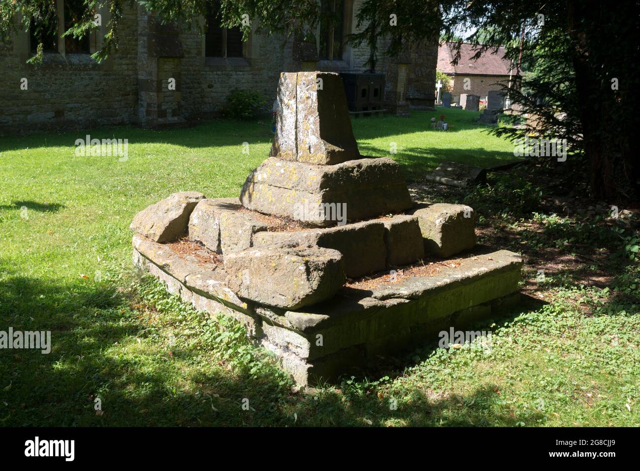 Une ancienne croix dans le cimetière Saint-Pierre et Saint-Paul, Butlers Marston, Warwickshire, Angleterre, Royaume-Uni Banque D'Images