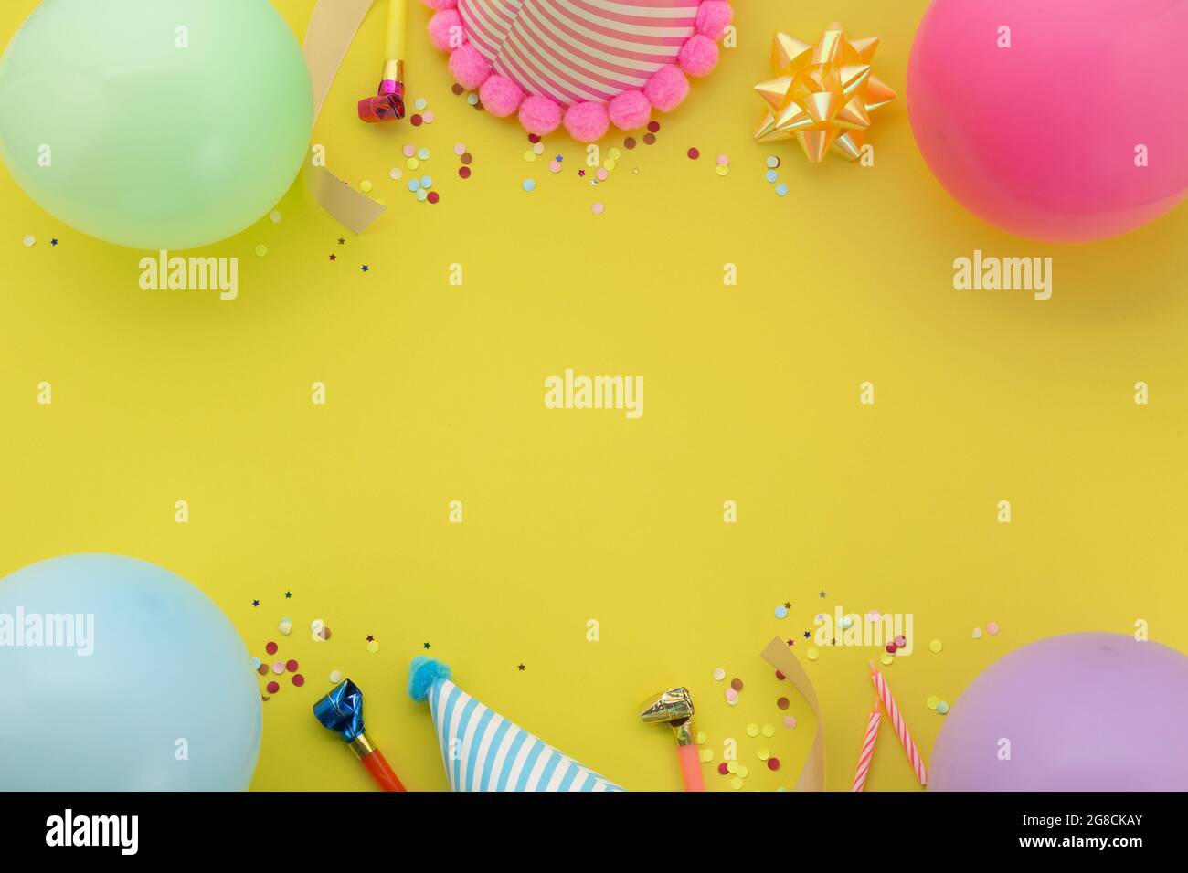 Joyeux anniversaire fond, plat lay coloré décoration de fête sur fond jaune pastel. Banque D'Images Joyeux anniversaire fond, plat lay coloré décoration de fête sur fond jaune pastel. Banque D'Images