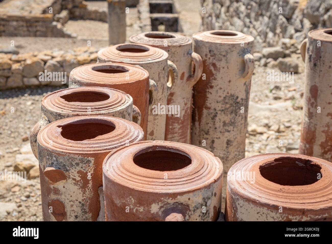 Véritable ancien tuyau de filtration d'eau dans l'ancienne ville grecque-romaine Empuries, Catalogne, Espagne Banque D'Images
