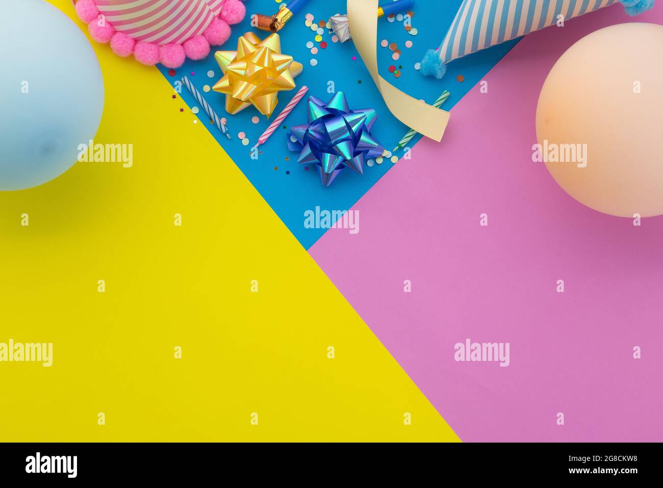 Joyeux anniversaire fond, Flat Lay coloré décoration de fête sur pastel jaune, bleu et rose fond géométrique. Banque D'Images