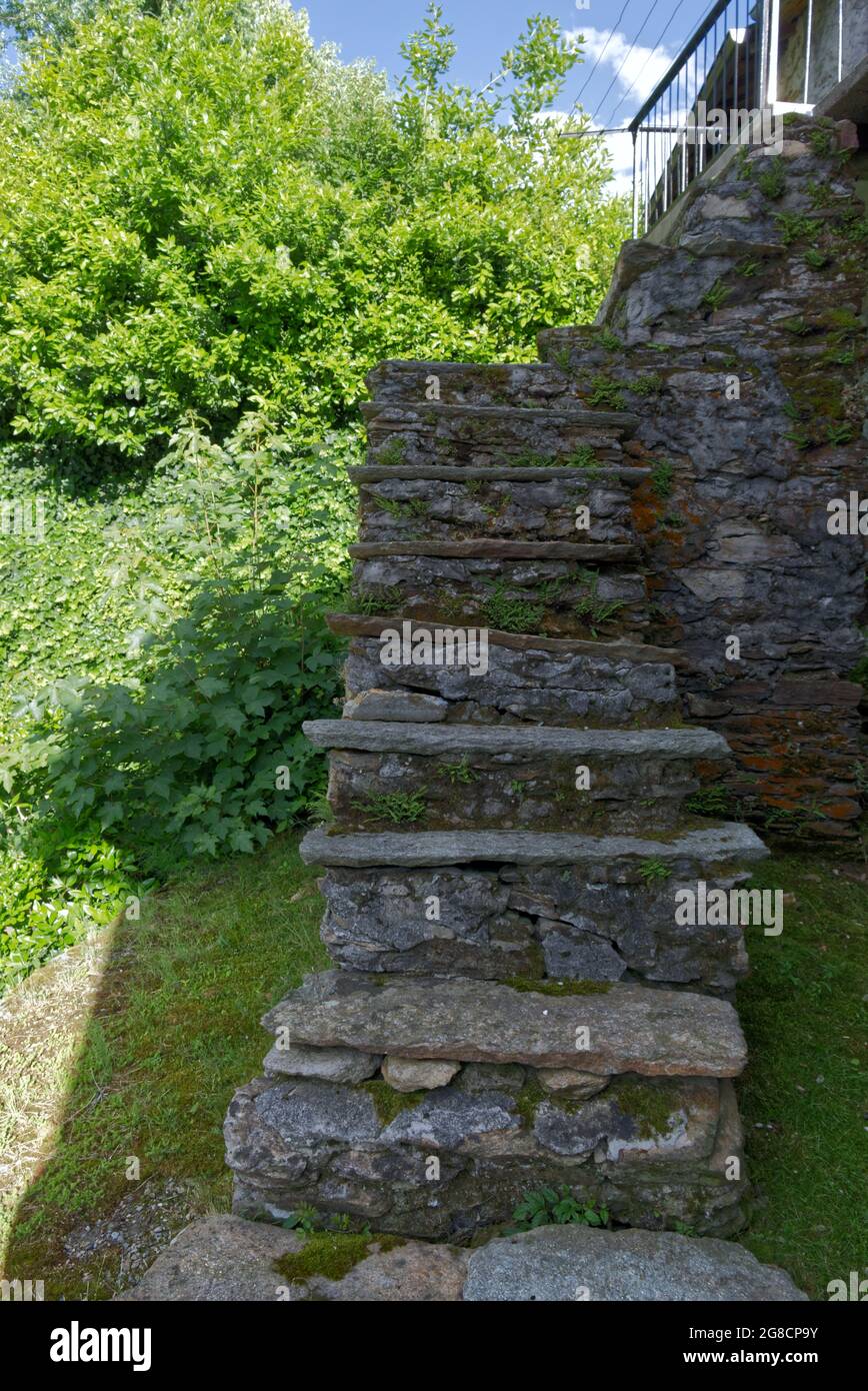 un ancien escalier en pierres dans un village alpin Banque D'Images