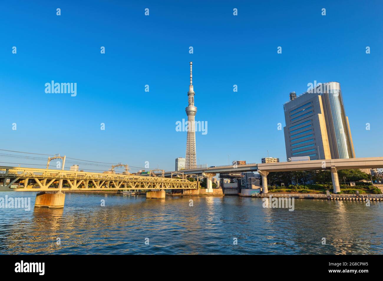 Tokyo, Japon - 26 octobre 2017 : Tokyo Japon, vue d'ensemble de la ville sur le fleuve Sumida et le Sky Tree Banque D'Images
