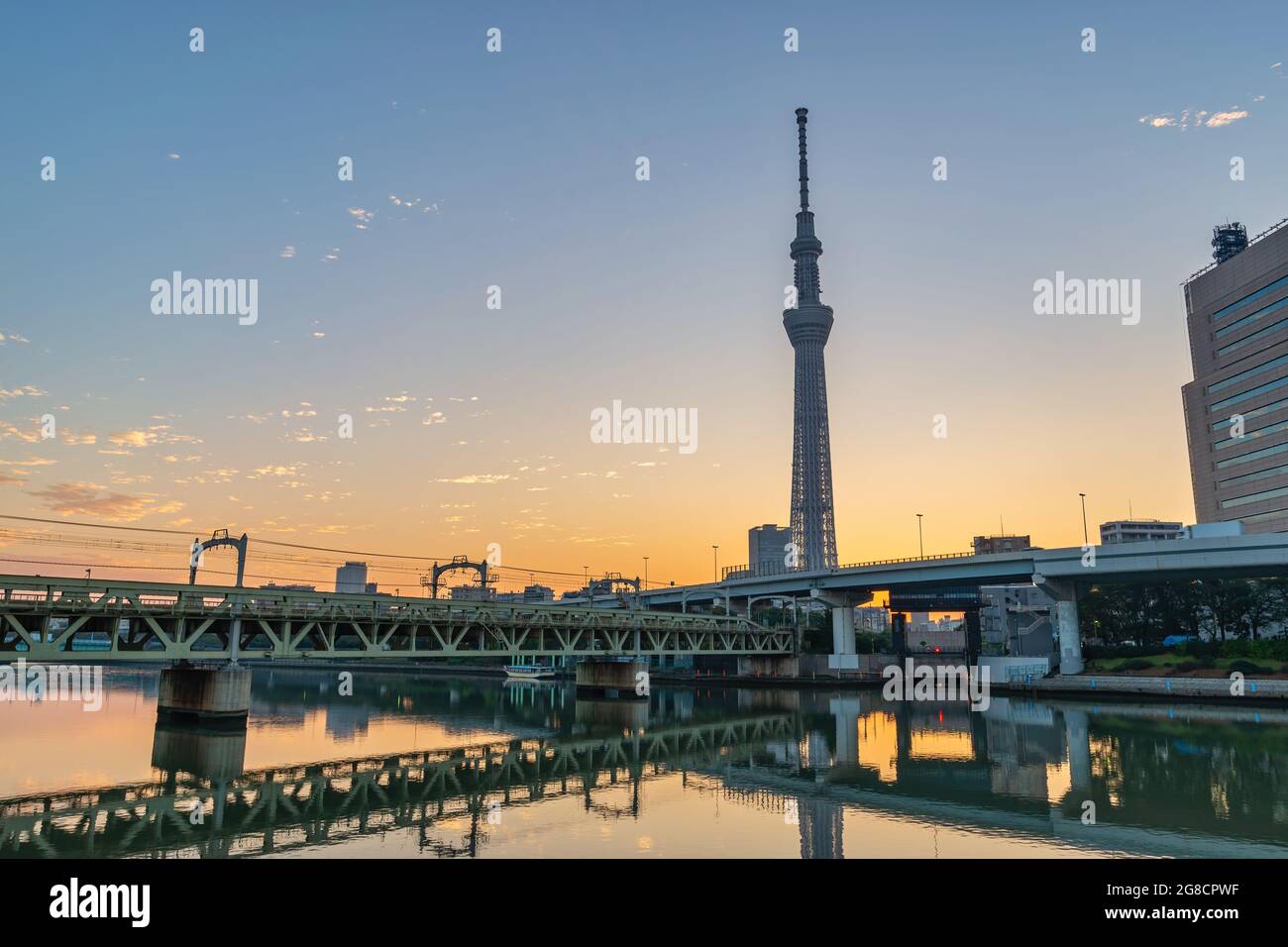 Tokyo, Japon - 26 octobre 2017 : Tokyo Japon, horizon de la ville au lever du soleil sur la rivière Sumida et le Sky Tree Banque D'Images