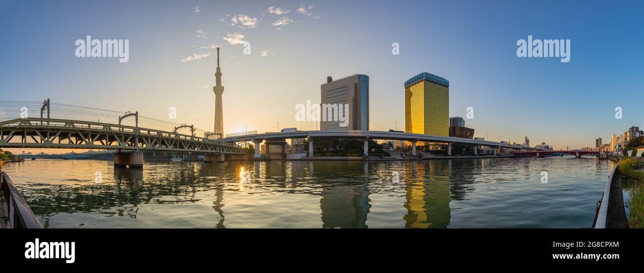 Tokyo, Japon - 26 octobre 2017 : Tokyo Japon, horizon de la ville au lever du soleil sur la rivière Sumida et le Sky Tree Banque D'Images
